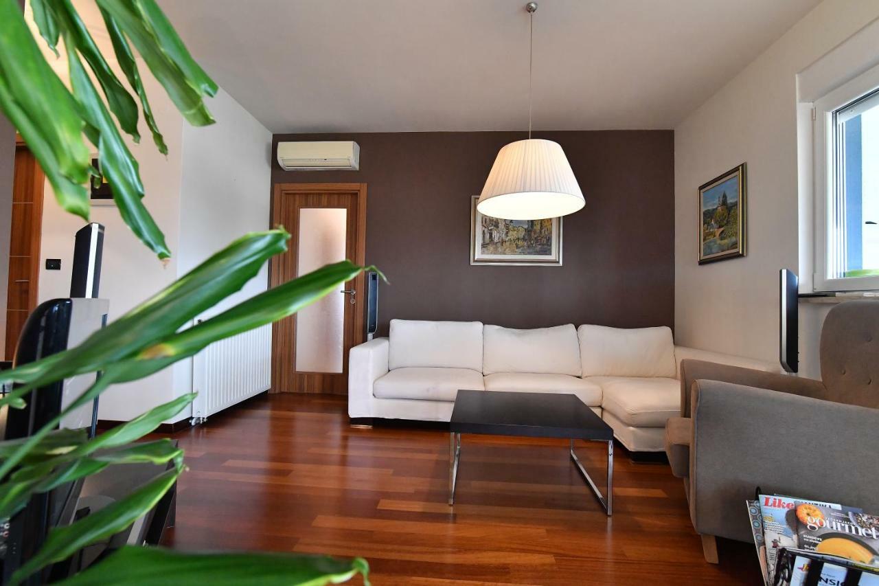 City Penthouse Vita Pula Exterior photo